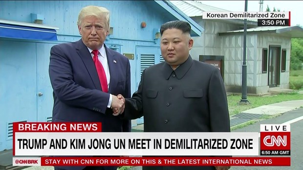 Tổng thống Mỹ Donald Trump bắt tay nhà lãnh đạo Triều Tiên Kim Jong-un tại khu DMZ.